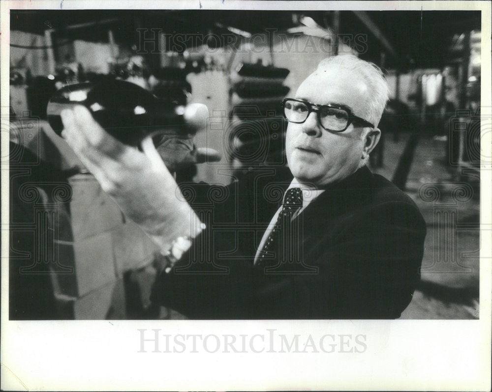 1976 Press Photo John Thompson checking out wine from his family&#39;s vineyard - Historic Images