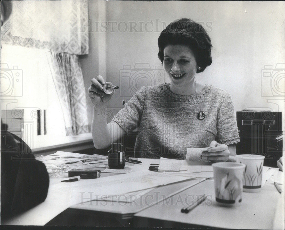 1965 Press Photo Mrs John C Lyons - Historic Images