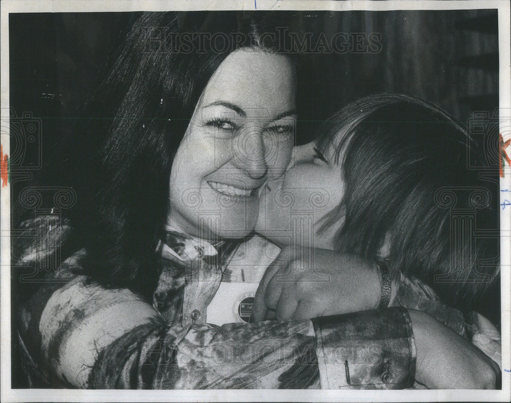 1976 Press Photo 14th Illinois State Lottery WInner Judy Lutes &amp; Son Michael - Historic Images