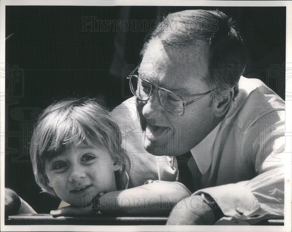 1985 Press Photo Gov James Thompson of Ill and daughter Samantha - Historic Images