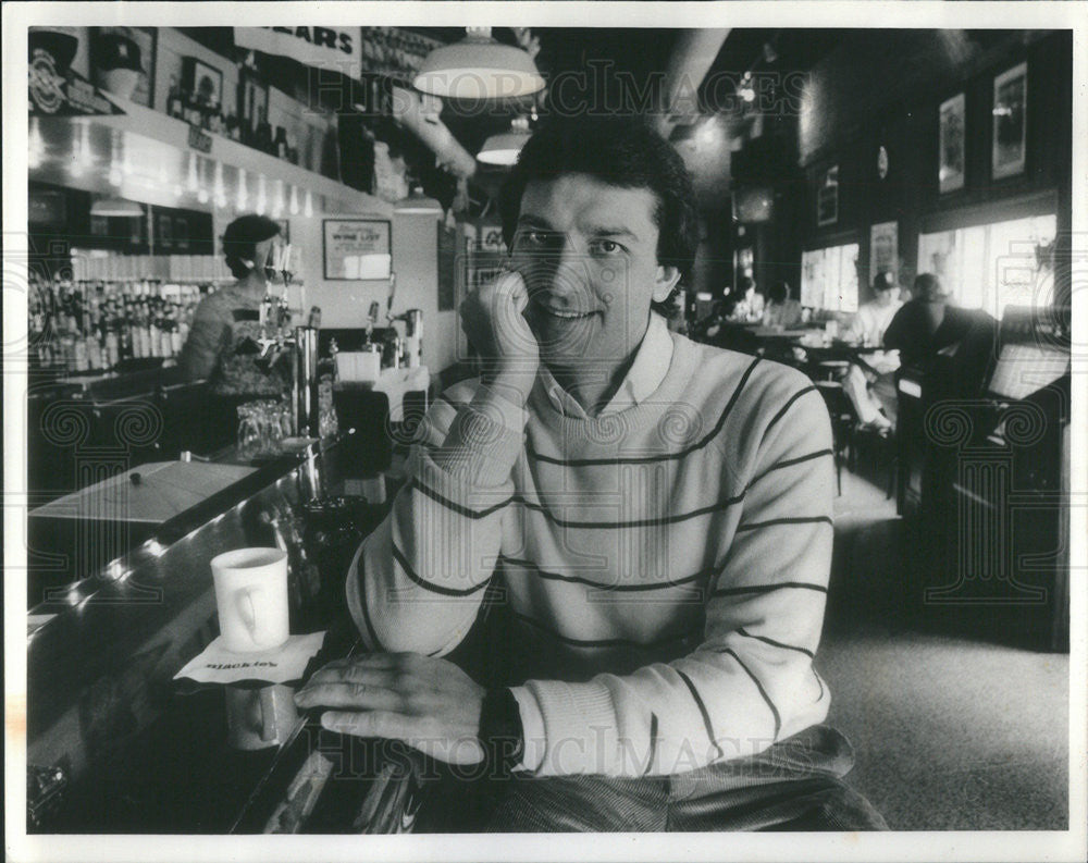 1986 Press Photo Jeffrey Thomas owner of Blackie&#39;s Bar at Dearborn street - Historic Images