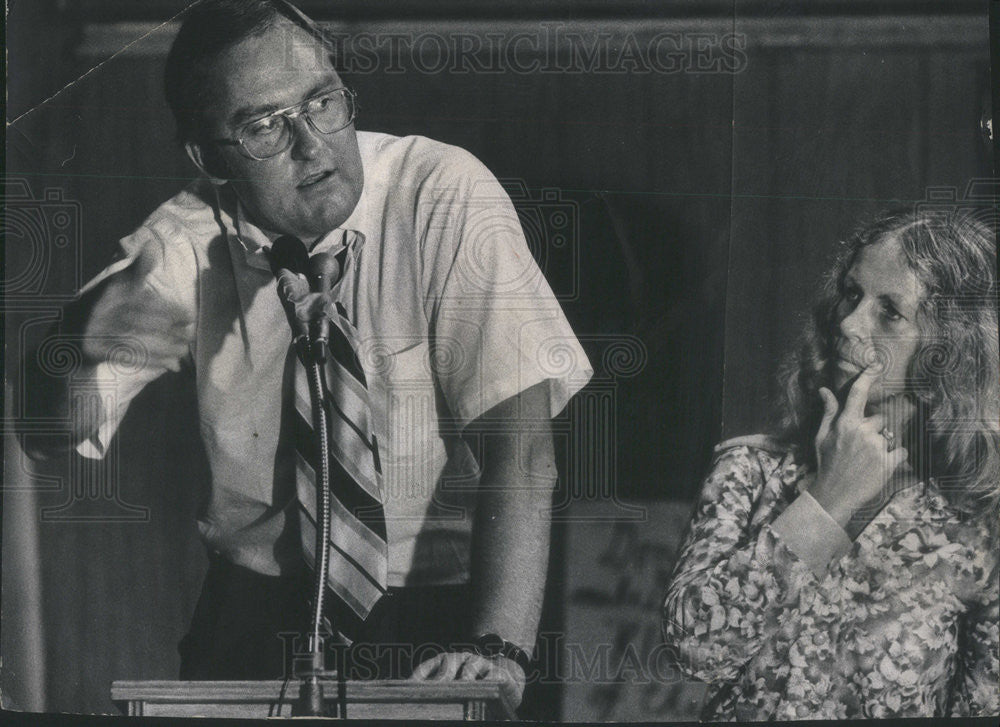 1975 Press Photo Republican Gov candidate James Thompson at St Genevieve&#39;s church - Historic Images