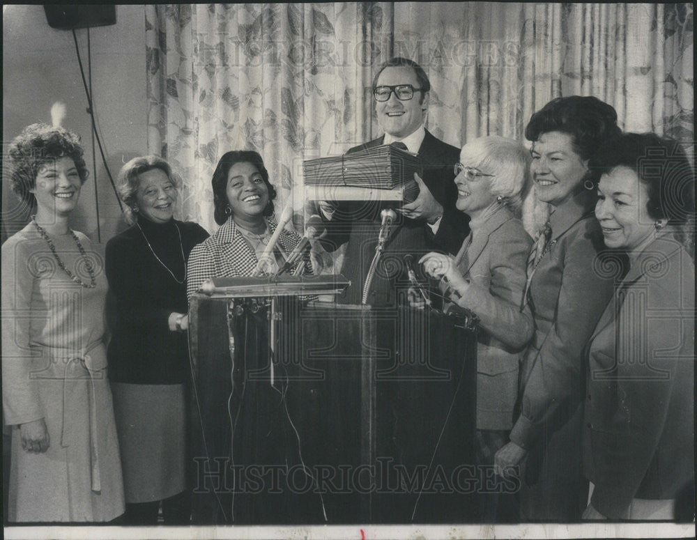 1976 Press Photo Gov. James Thompson Donna Schiller Gwen Martin Nina Shepherd - Historic Images