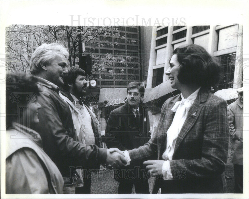 1986 Press Photo Jayne Thompson w/ her husband at a parade in Dearborn St - Historic Images