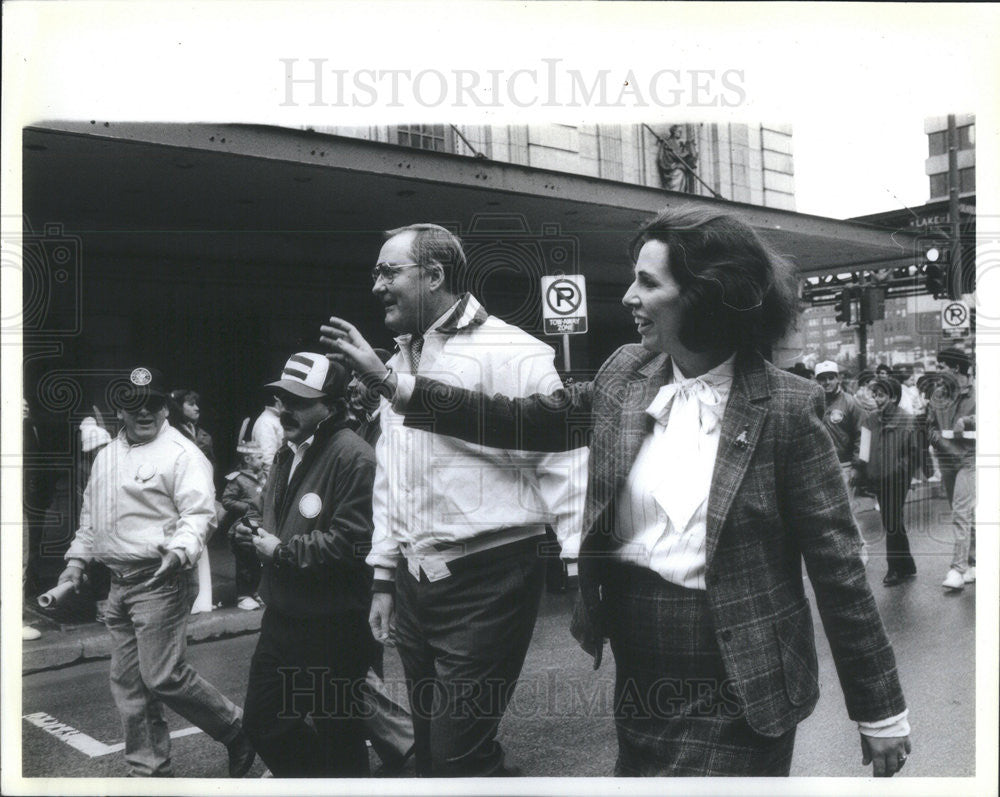 1986 Press Photo Jayne Thompson marching w/ husband at parade in Dearborn St - Historic Images