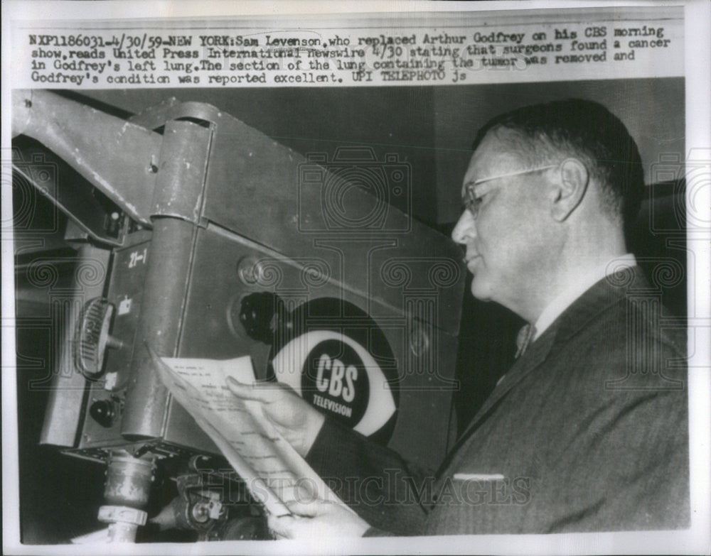 1959 Press Photo Sam Levenson Reads United Press International Newswire - Historic Images