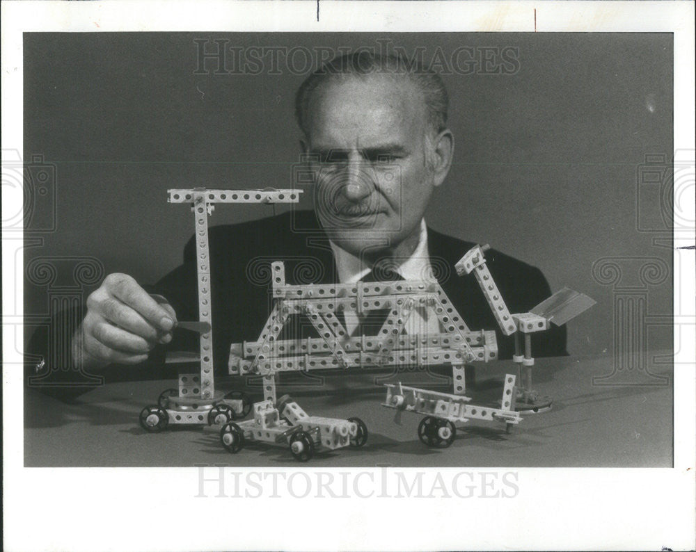 1977 Press Photo Supermarket Owner Joe Mach - Historic Images