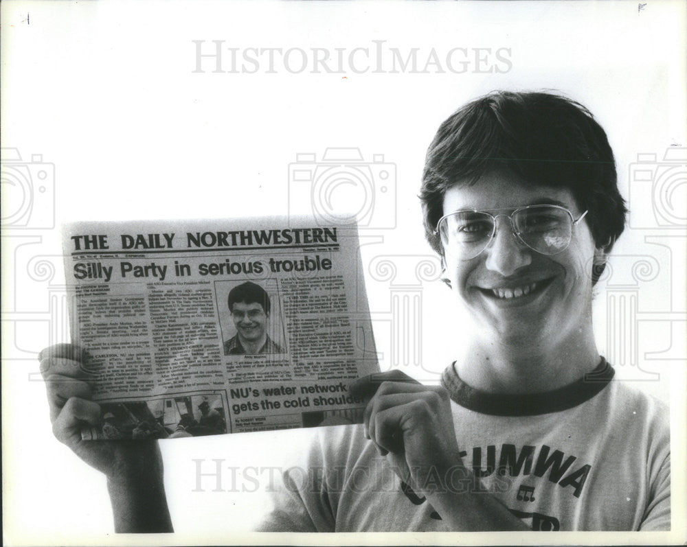 1985 Press Photo Andy Mozina proud leader of Northwestern University&#39;s Silly Party - Historic Images