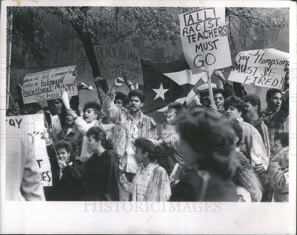 1988 Press Photo Students at Dirksen Fenderal Building Protest Racist Librarian - Historic Images