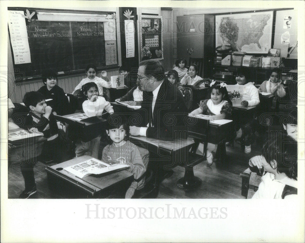 1985 Press Photo Illinois Governor Jim Thompson Visit 2nd Grade Whittier School - Historic Images