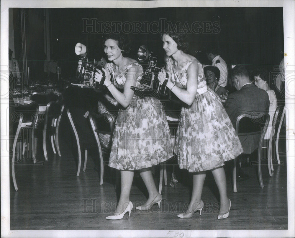 1962 Press Photo La Vona Velda Rowe Identical Twins Daily News Photographers - Historic Images