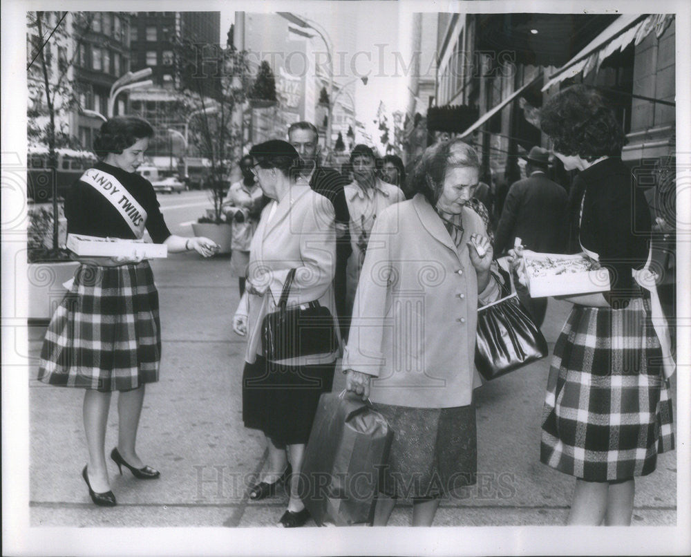 1962 Press Photo LaVona LaVelda Rowe Candy Twins Chicago - Historic Images