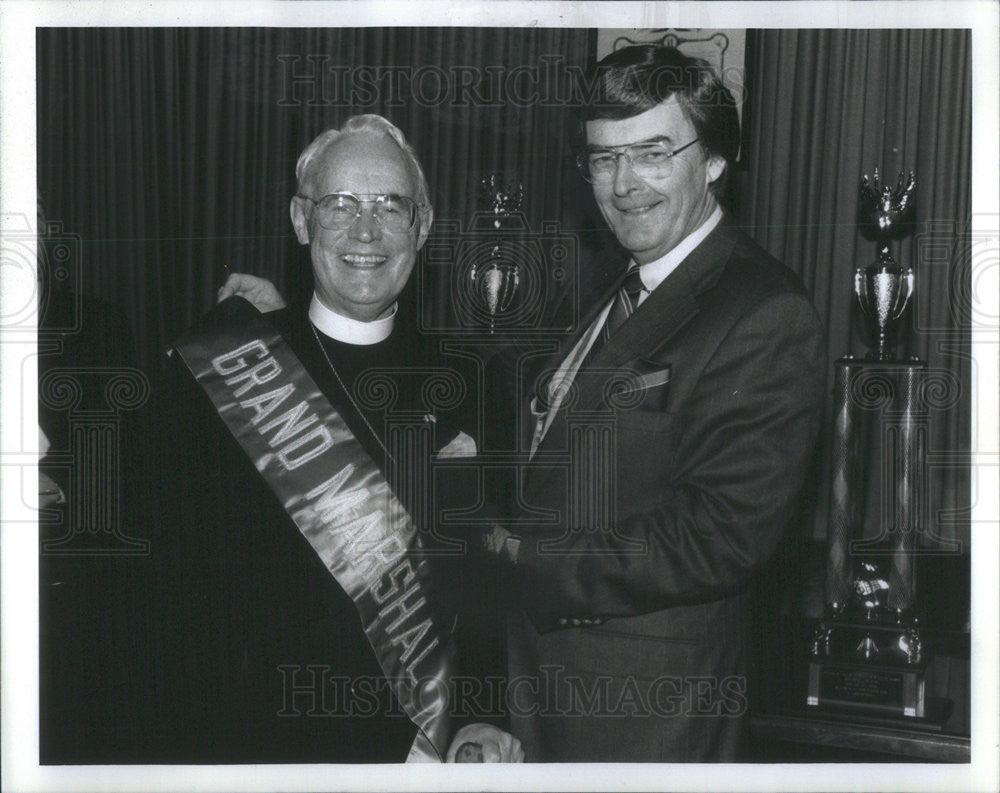 1969 Press Photo Jerry Sullivan secretary-treasurer of plumbers union presents - Historic Images