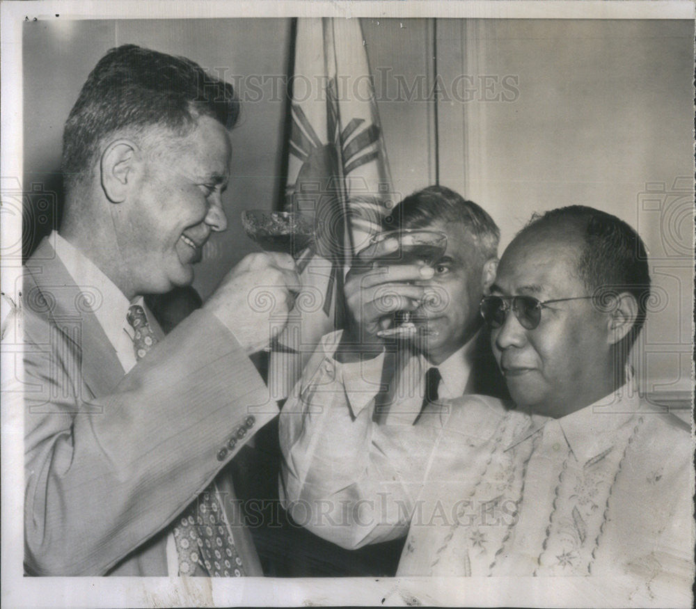 1954 Press Photo Everett Drumright, Raul Leuterio at Chancery of the Philippines - Historic Images