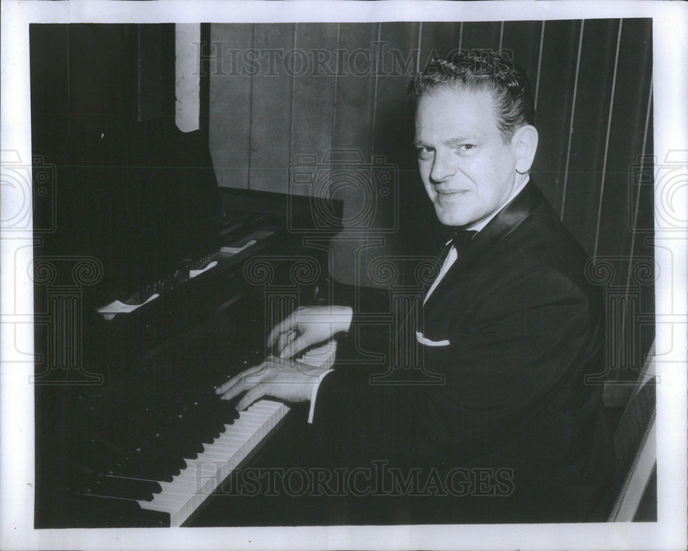 1968 Press Photo Piano Bar Artist Johnny Madison Le Clique Lounge Appearance - Historic Images