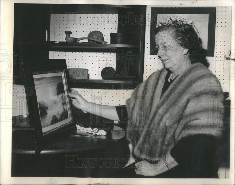 1963 Press Photo Mrs Otto Madlener With Bought Drawing Chicago Antiques Show - Historic Images