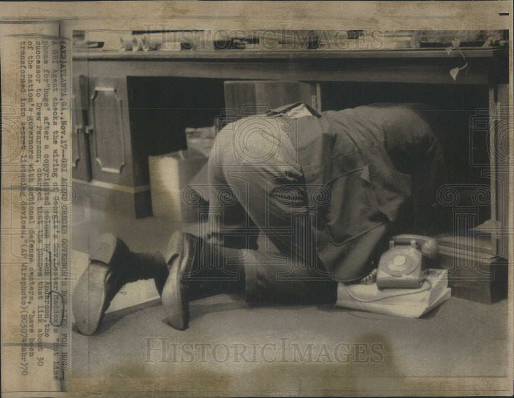 1970 Press Photo GBI Agent Checking Lester Maddox Office For Bugs Under Desk - Historic Images