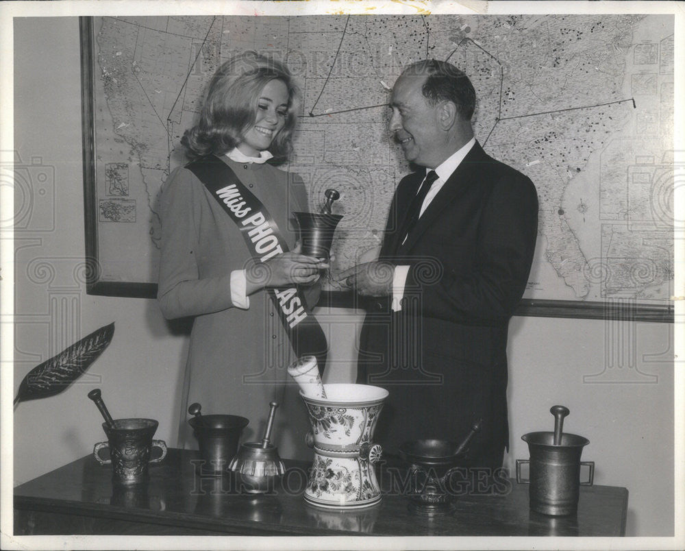 1968 Press Photo Miss Photoflash Barbara Rucker of Arlington Heights - Historic Images