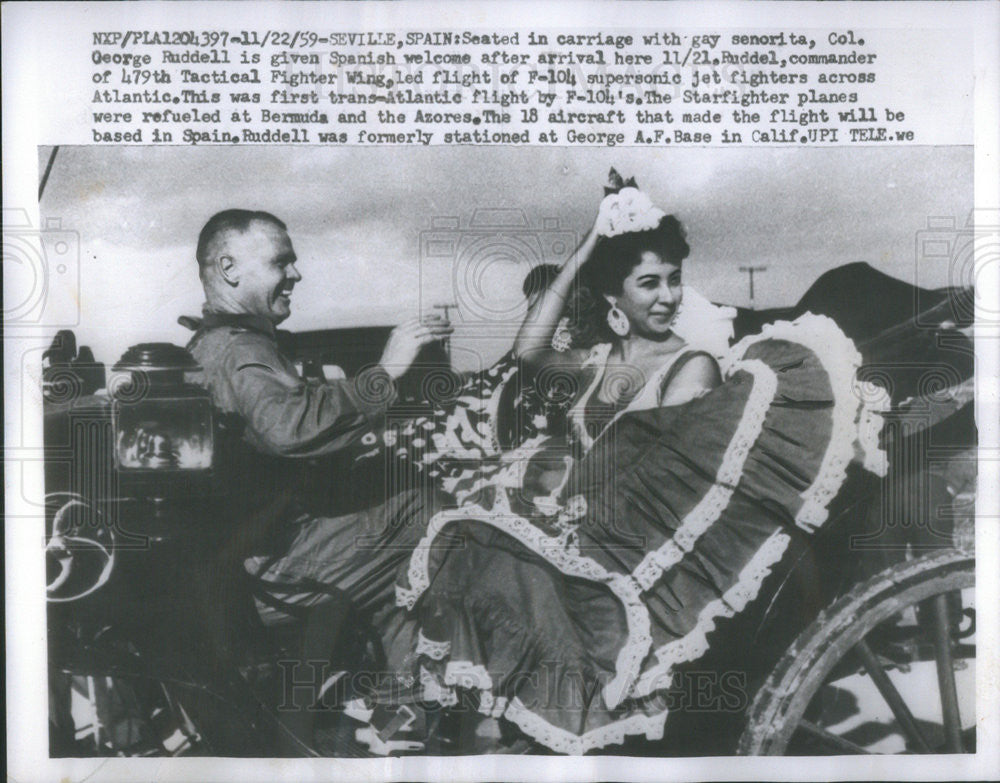 1959 Press Photo Col George Ruddell Given Spanish Welcome With Girl In Carriage - Historic Images