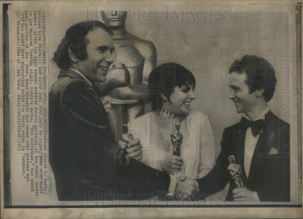 1973 Press Photo Albert Ruddy. Liza Minelli, And Joel Grey With their Oscars - Historic Images