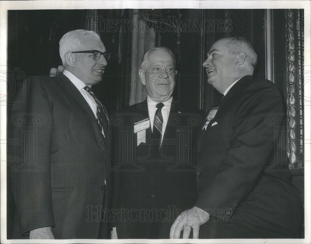 1964 Press Photo Palmer House Meeting J.T. Diesi J.H. Mott Harvey Caho Talking - Historic Images