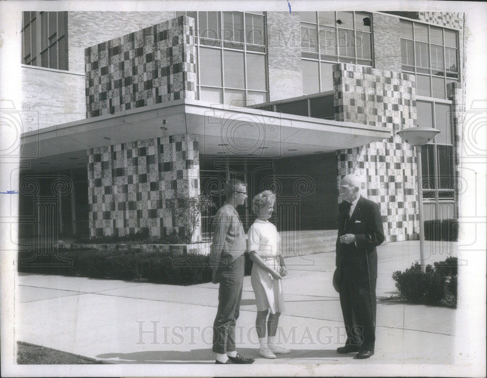 1963 Press Photo Charles Stewart Mott Library Namesake Talks With Flint Students - Historic Images