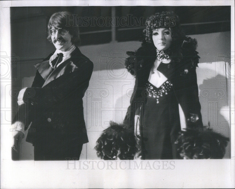 1967 Press Photo Michael Mott Barbara Mott Paraphernalia shop Gala - Historic Images