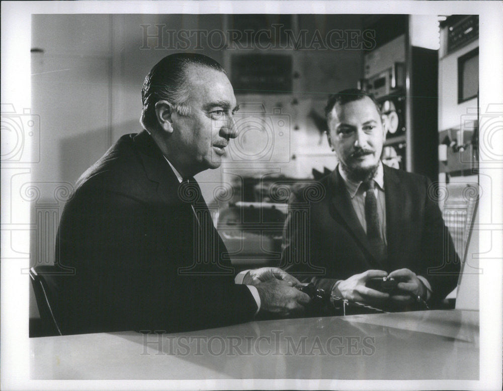 1969 Press Photo John Mott-Smith Scientist Walter Cronkite CBS Correspondent - Historic Images