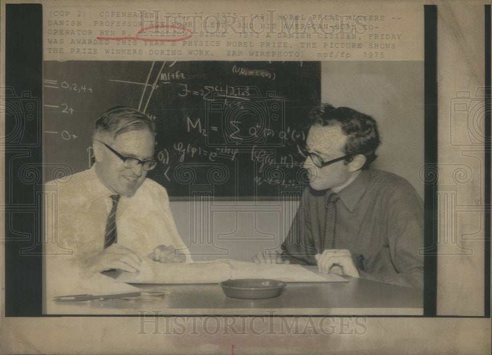 1975 Press Photo Danish Professor Age Bohr &amp; Ben R Mottleson Win Nobel Prize - Historic Images