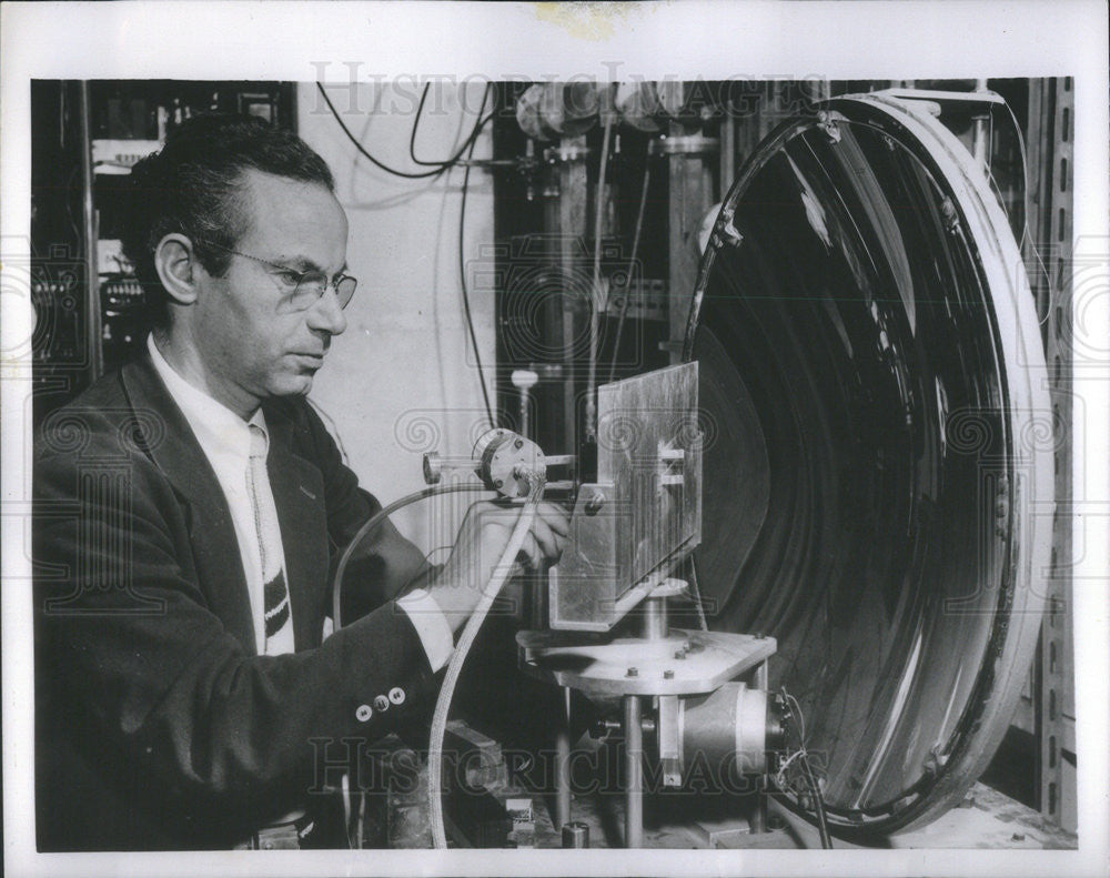 1954 Press Photo Dr Hans Motz Adjusts Echelette Spectrometer - Historic Images