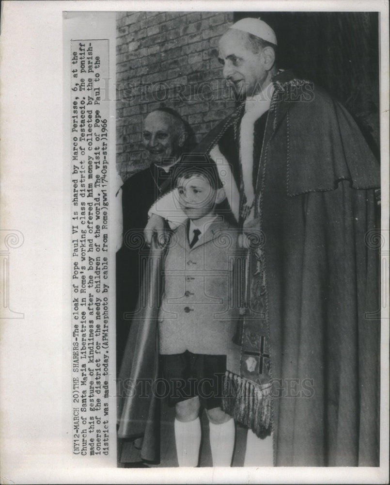 1966 Press Photo Pope Paul VI Covers Boy With Robe In District Of Testaccio - Historic Images