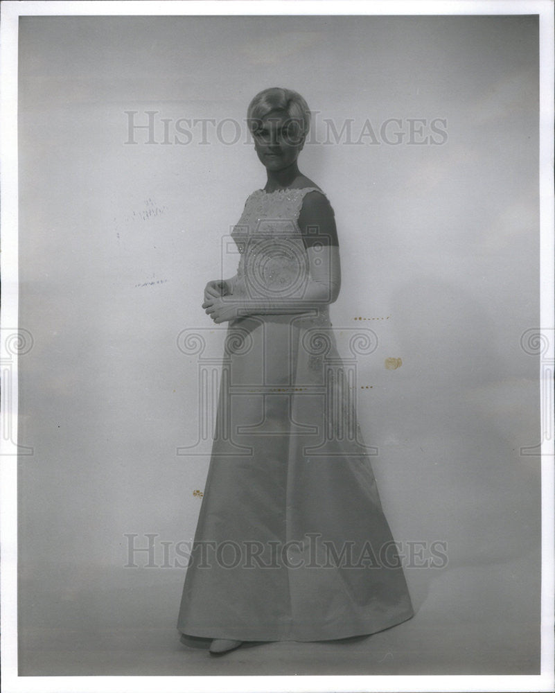 1968 Press Photo Eileen Nicosia in gown - Historic Images