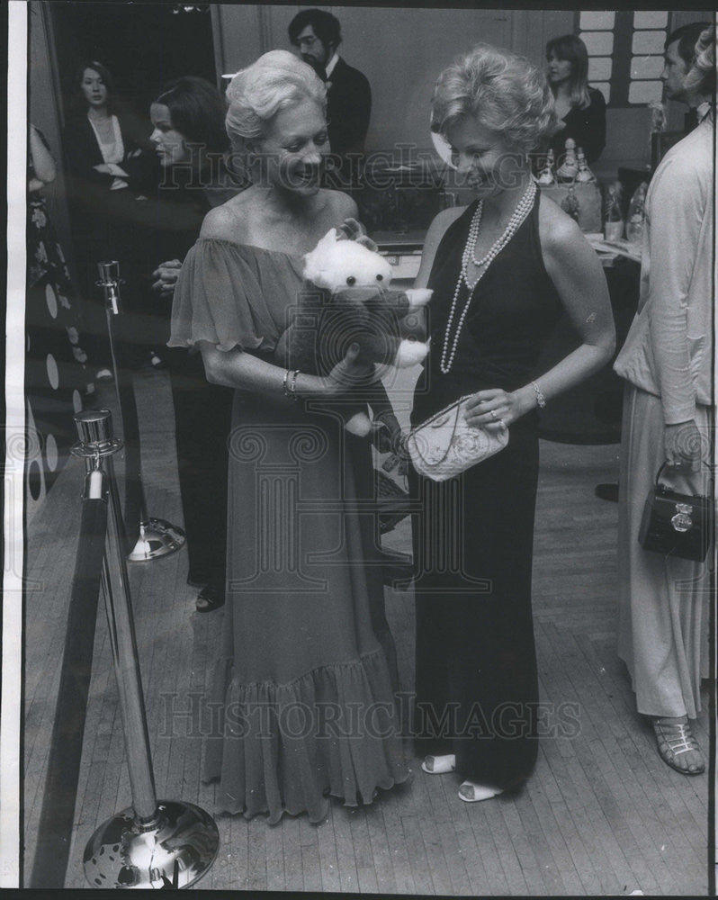 1975 Press Photo Joan Wrigley And Sally Nitka Racquet Club Benefit Party - Historic Images