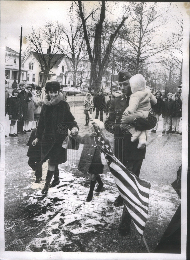 1967 Press Photo Sgt William Niswander and family,he earned a purple heart - Historic Images