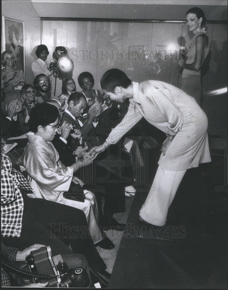 1975 Press Photo Noriko Nishi Chicago Fashion Designer Show - Historic Images