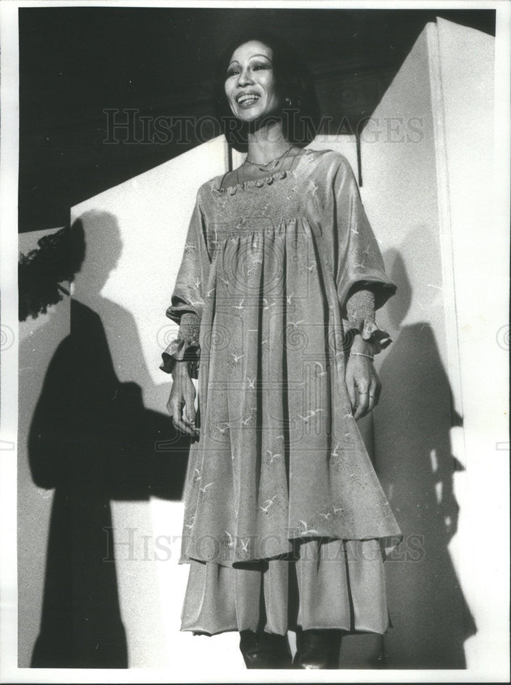1977 Press Photo Noriko Nishi Chicago Fashion Designer Benefit Preview Show - Historic Images