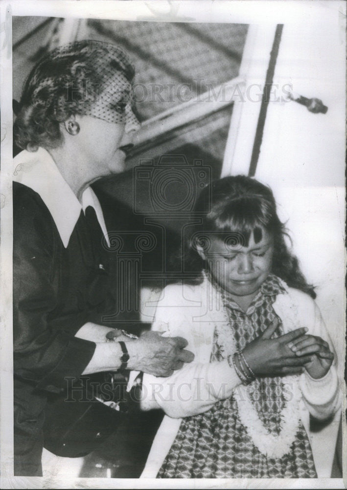 1959 Press Photo Silent Film Star Mary Pickford Comforts Lost Girl On Liner - Historic Images