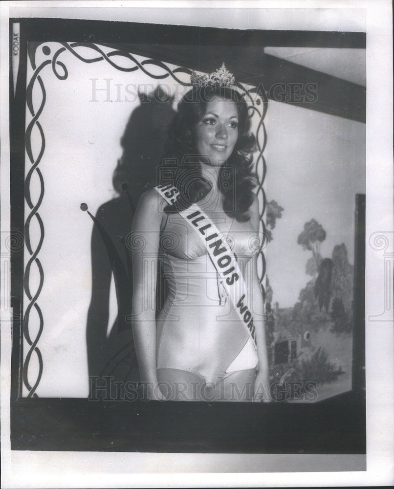 1975 Press Photo Suzanne Piche Miss Illinois-World Contest John White Judge - Historic Images