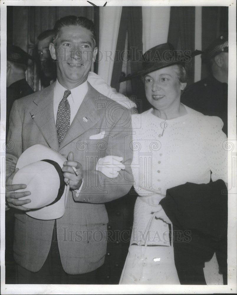 1940 Press Photo Mr &amp; Mrs Richard Lyons leaving for Elwood Indiana - Historic Images