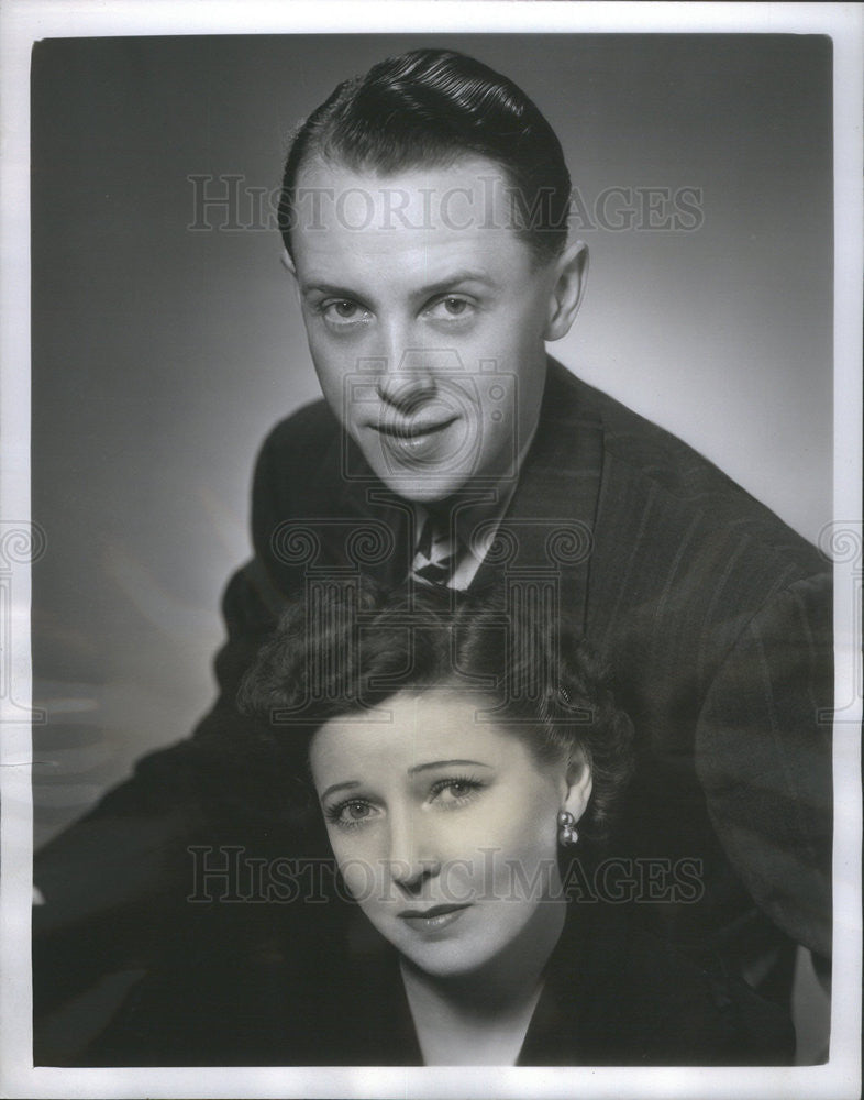 Press Photo beautiful actress doing promo for new film w/ co star - Historic Images