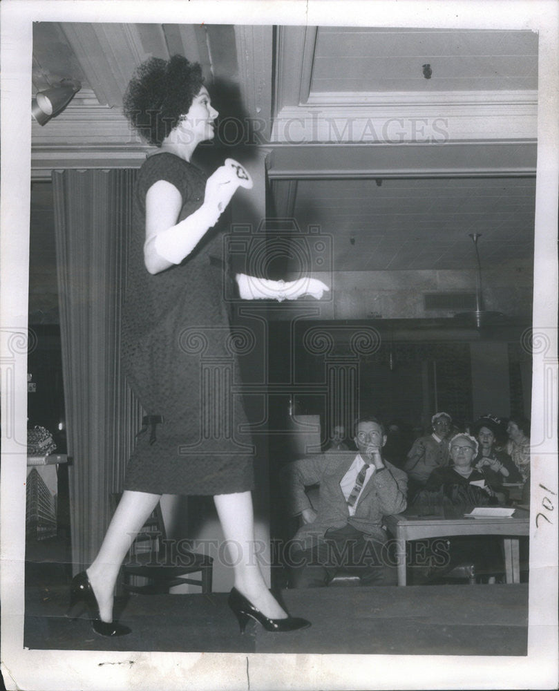 1958 Press Photo Jack Mabley Stares At Pretty Girl Modeling After-Five At Fashn - Historic Images