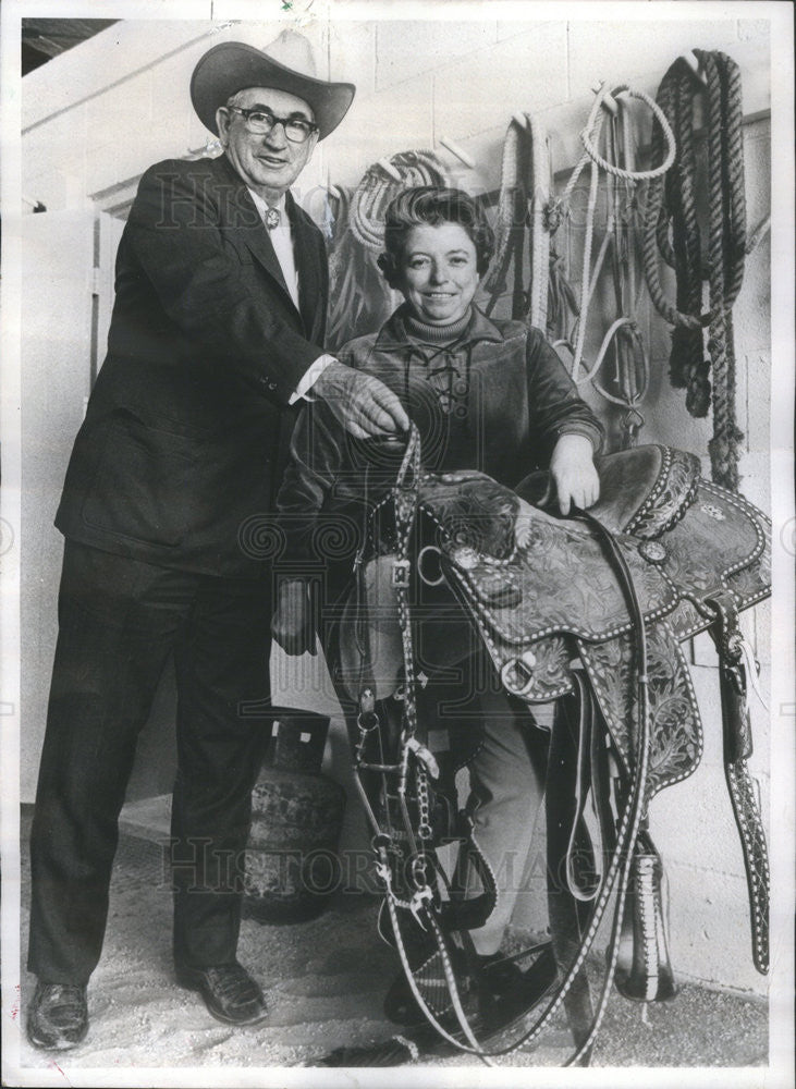 1974 Press Photo Ernest &amp; Margaret Medders with Horse Saddle Memphis, Tennessee - Historic Images