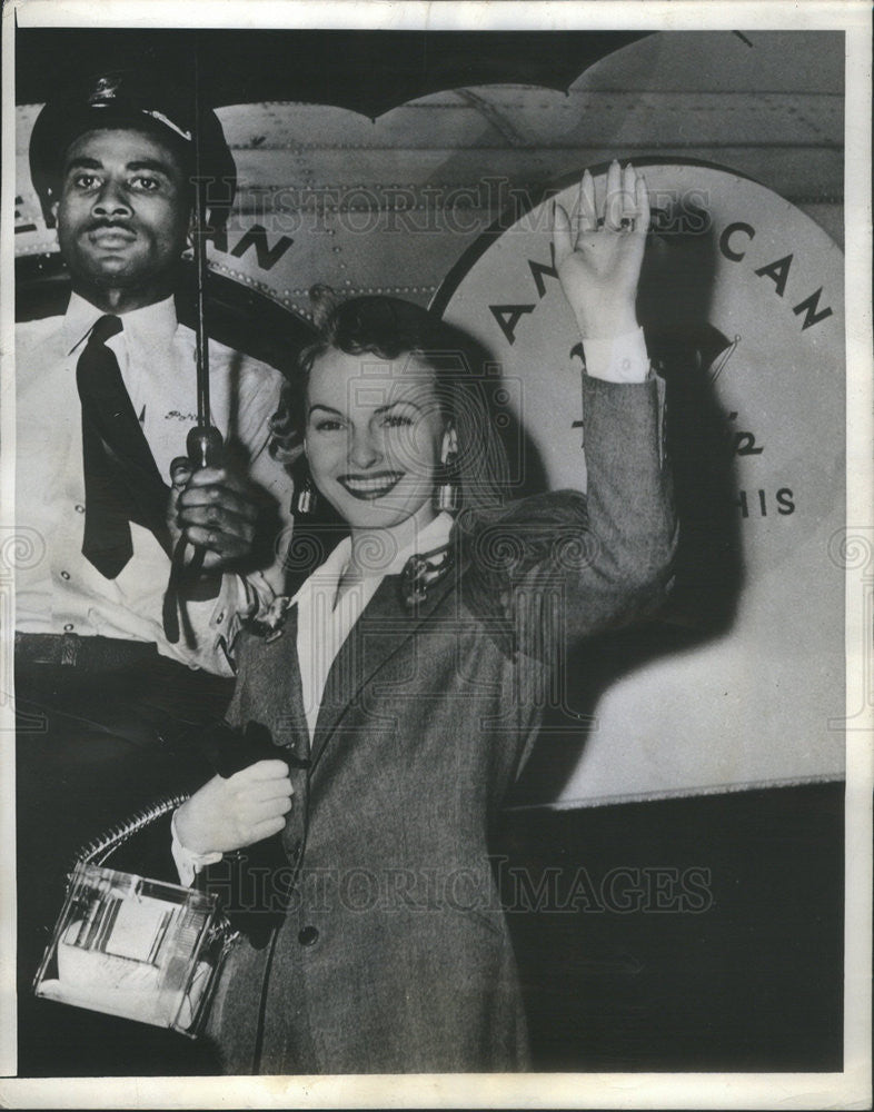 1941 Press Photo Martha Kemp Mature leaving on a plane to join her husband - Historic Images