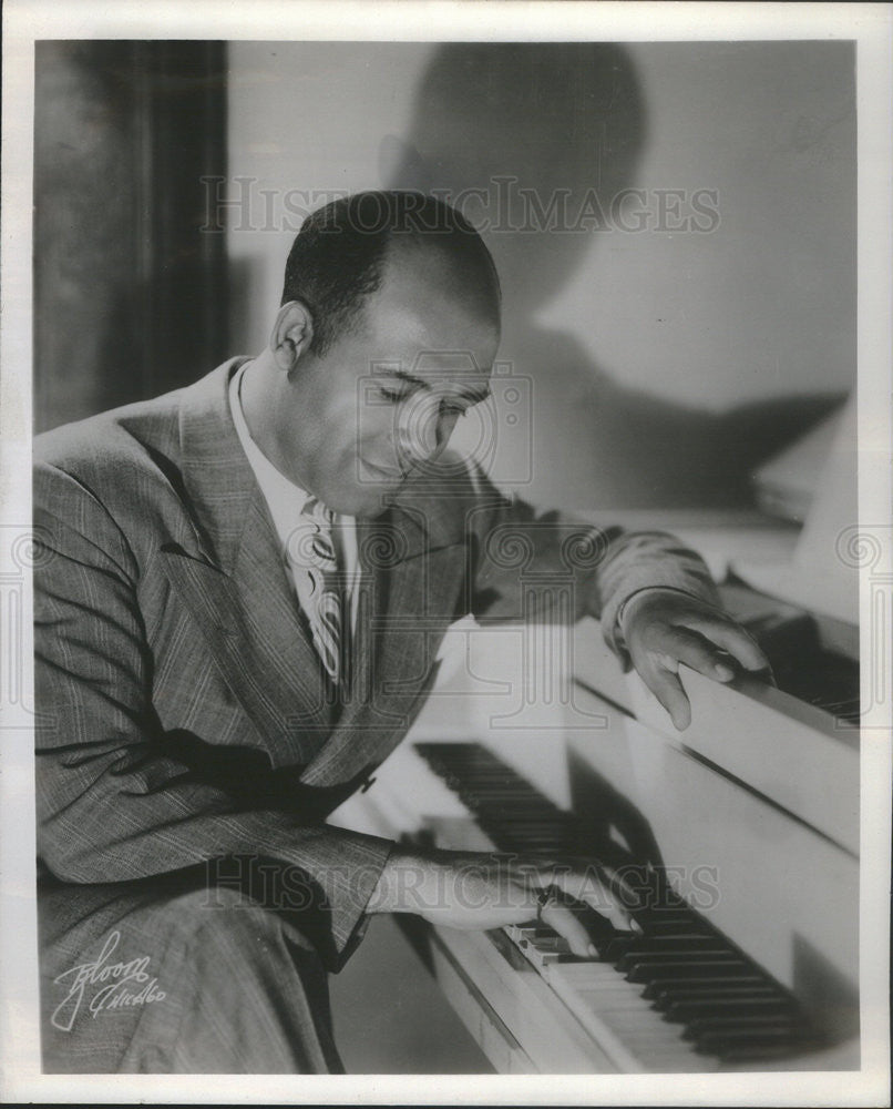 1961 Press Photo Pianist composer Jerry Murray playing at the Blue Angel Piano bar - Historic Images