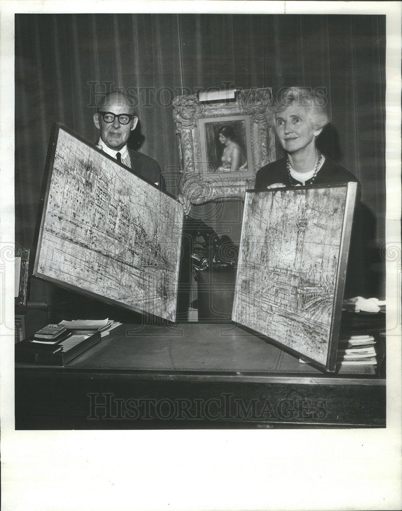 1964 Press Photo Mrs Robert H Murray Grandniece Of Jane Addams With Painting - Historic Images