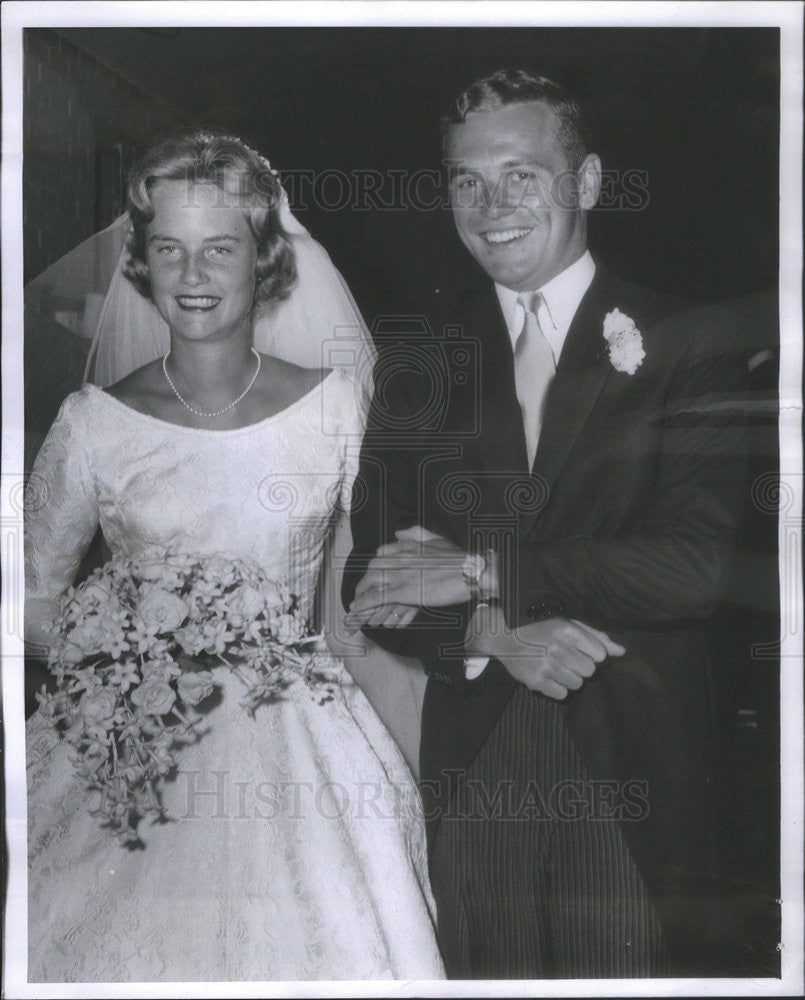 1960 Press Photo Newlyweds Mr And Mrs Robert N Murray Leave Church Ceremony - Historic Images