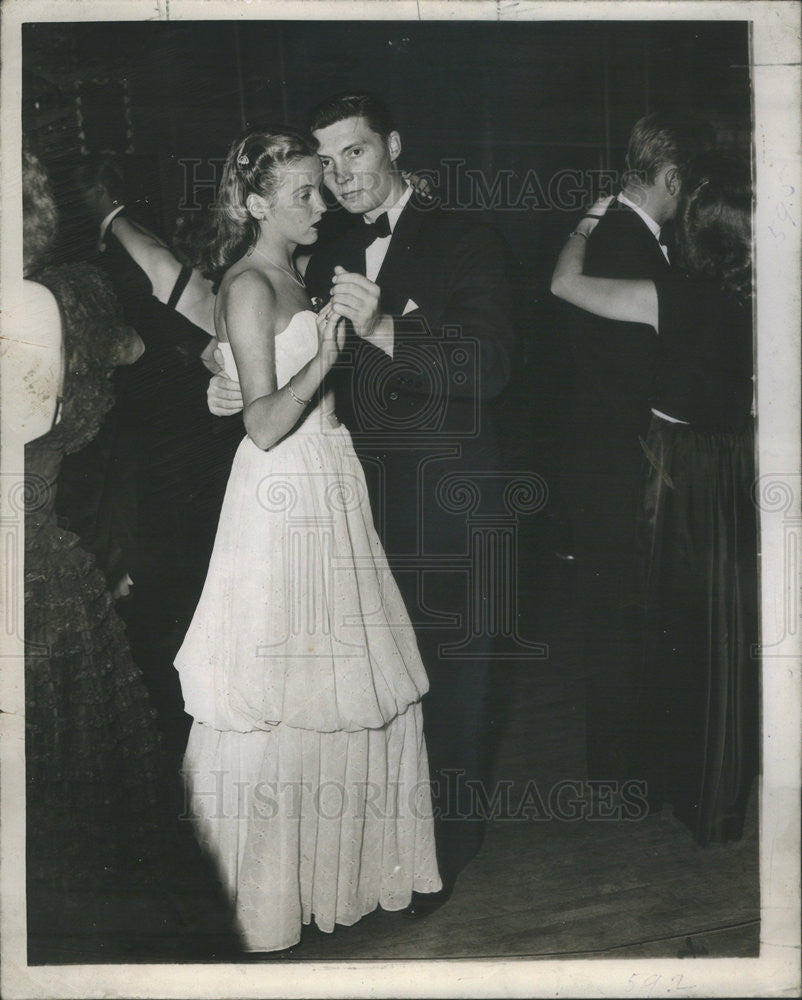 1946 Press Photo Nancy Mandelez and her fiance Edward E. Gardner - Historic Images