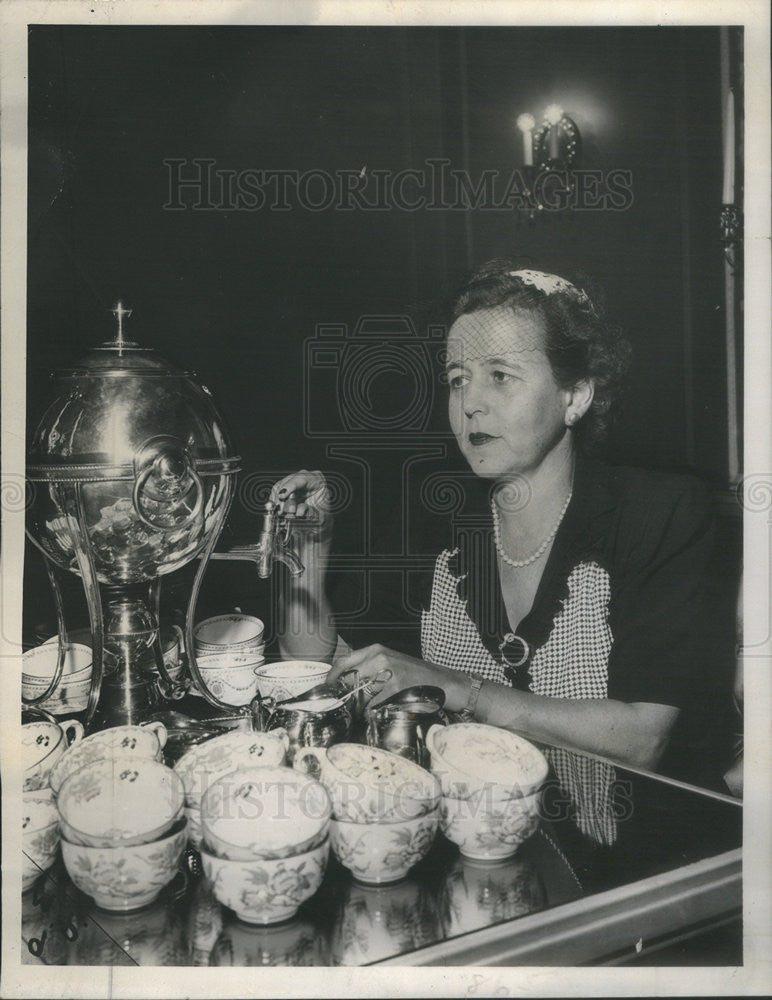 1945 Press Photo Mrs Albert F Madlener Jr, The Seeing Eye - Historic Images