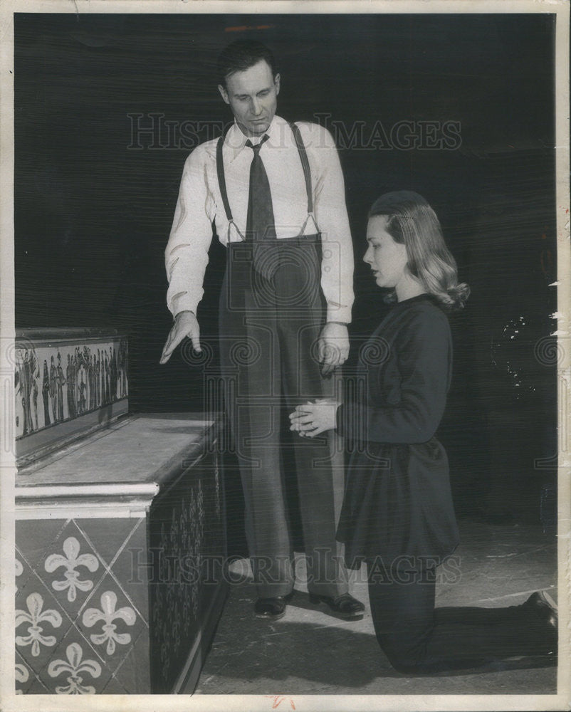 1953 Press Photo Rev. Edward Manthei And Mrs. William Bigler In Joan Of Lorraine - Historic Images