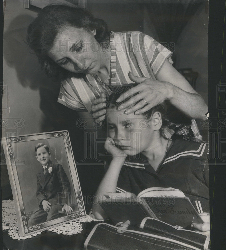 1948 Press Photo Navicka family still searching for thier missing son. - Historic Images